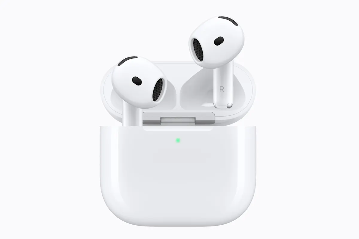 Die AirPods 5 in einem Ladecase.