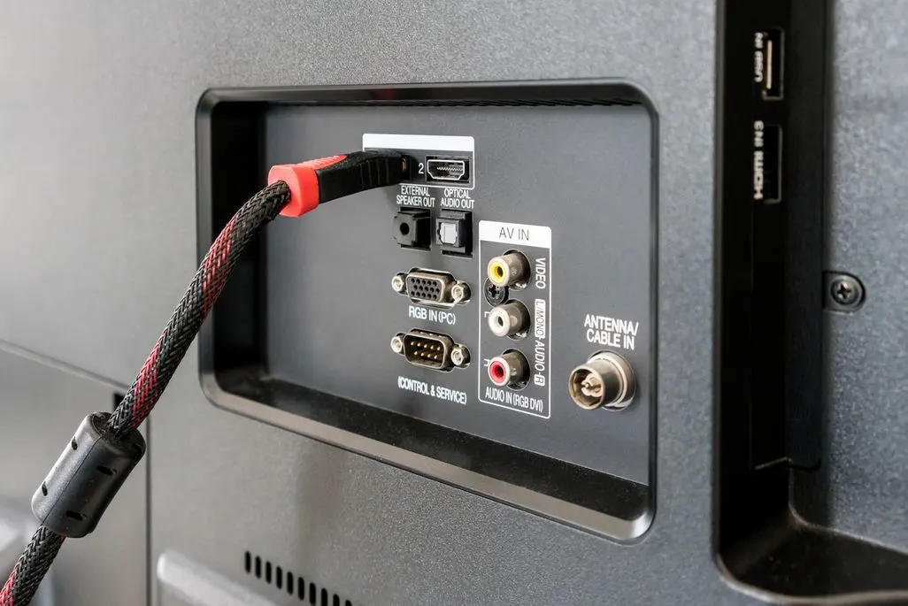 HDMI-Kabel ist in einen Anschluss auf der Rückseite eines Fernsehers eingesteckt.