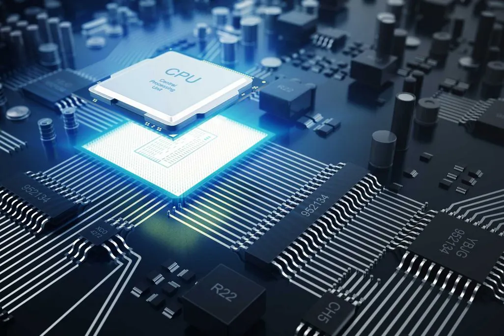 CPU-Prozessor schwebt ueber Mainboard mit blauer Beleuchtung und elektronischen Bauteilen