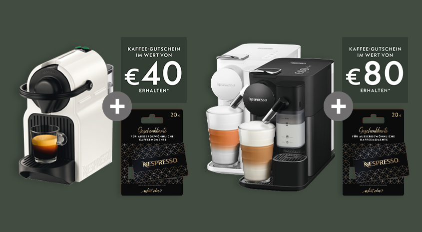 Zwei Kaffeemaschinen, eine weiß, die andere schwarz, neben einem Kaffee-Gutschein vor einem dunkelgrünen Hintergrund.