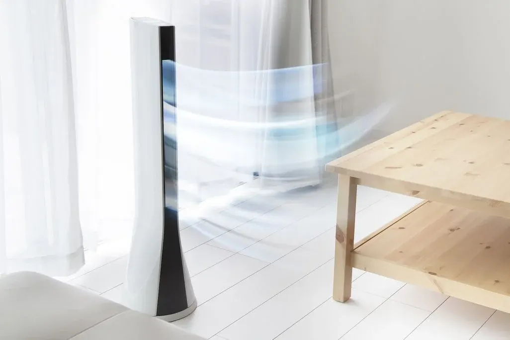 Ein Ventilator mit Wasserkühlung sollte erstens an die Raumgröße angepasst, zweitens energieeffizient und darüber hinaus auch leise sein.