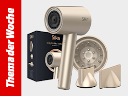 Haarföhn-Set in Silber und Champagner bestehend aus zwei handheld Geräten, einer Verpackungsbox und zwei Zubehörteilen vor rotem Banner mit Aufschrift "Thema der Woche"