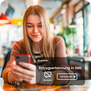 Frau mit langem Haar, die ein Smartphone in einem Café benutzt. Ein Banner von McAfee ist im Bild zu sehen.