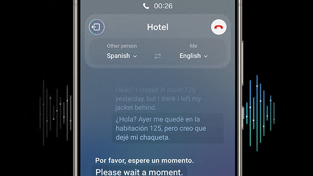 Ein Smartphone-Bildschirm zeigt eine laufende Übersetzung von Spanisch nach Englisch während eines Anrufs mit "Hotel".