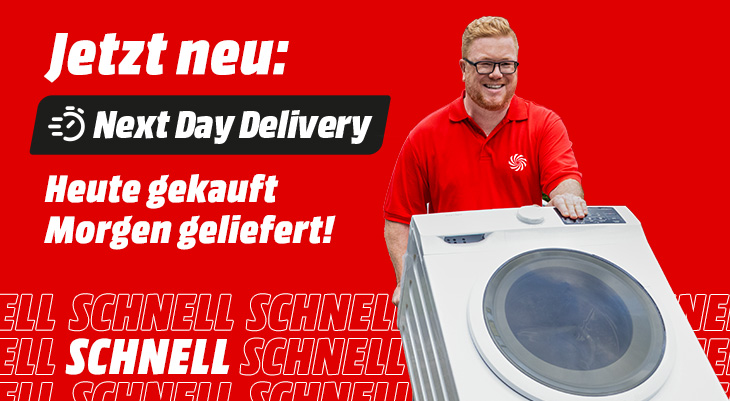 Ein lächelnder Mann mit Bart und Brille, in rotem Poloshirt mit Media-Markt-Logo, hält eine weiße Waschmaschine. Text: 'Jetzt neu: Next Day Delivery – Heute gekauft, Morgen geliefert!' Im Hintergrund wiederholt sich das Wort 'SCHNELL' in weißer Schrift."