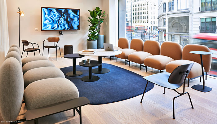 Heller Warteraum mit einem TV-Gerät das an der Wand hängt.