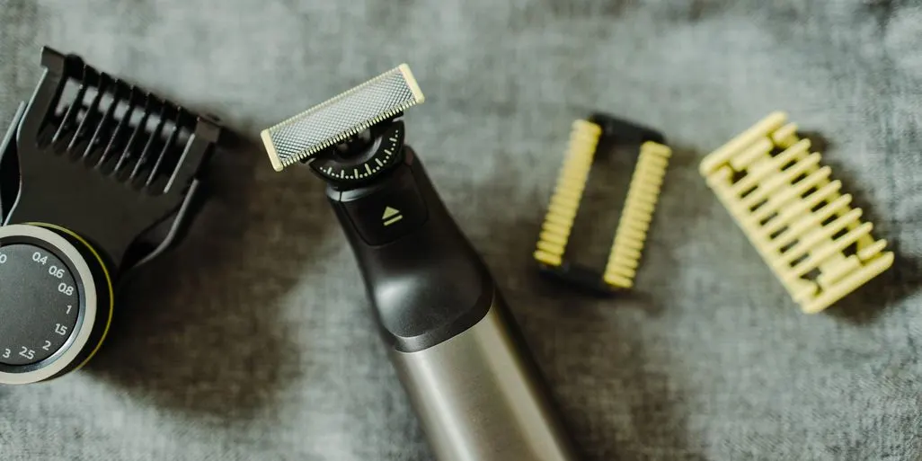 Philips OneBlade mit verschiedenen Aufsätzen.