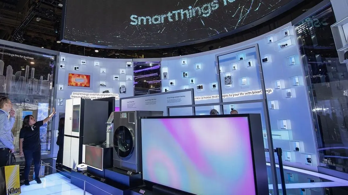 Messestand mit Haushaltsgeräten und Smart-Home-Produkten auf einer Technikmesse.