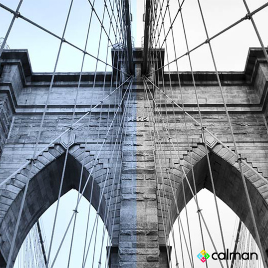 Zweigeteiltes Bild. Auf der linken Hälfte des Bildes sieht man eine Brücke ohne Kalibrierung, auf der rechten Hälfte mit.