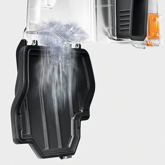 Detailaufnahme eines Staubsaugerbehälters, der Staub und Schmutz in einen schwarzen Behälter entleert.