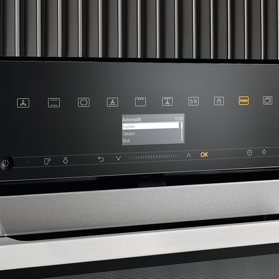 Nahaufnahme eines schwarzen Miele-Ofens mit Bedienfeld und digitaler Anzeige, die Menüoptionen zeigt. Symbole sind darüber angeordnet.