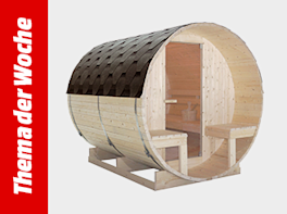 Runde Fasssauna aus hellem Holz auf Holzrahmen, mit dunklem Schindeldach, geöffneter Tür und kleinen Sitzbänken am Eingang; links vertikaler roter Balken mit weißer Schrift „Thema der Woche“.