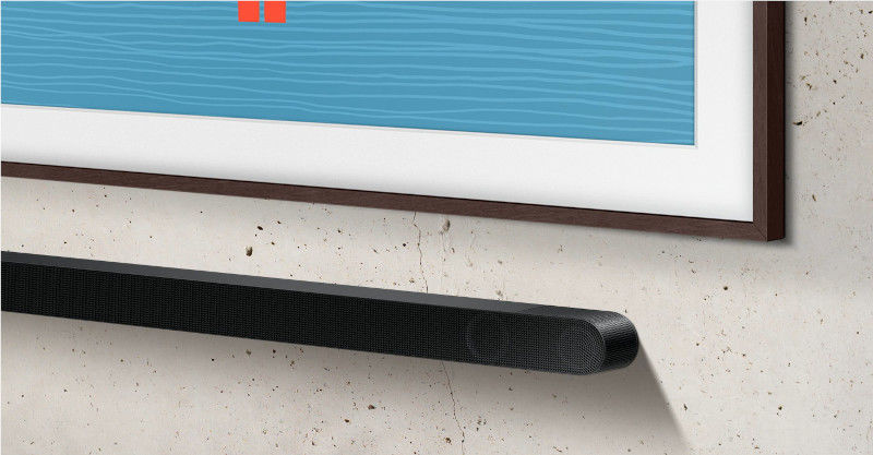 Soundbar unter Fernseher an der Wand