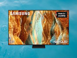 Fernseher vor blauem Hintergrund im Wasser