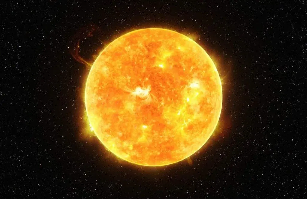 Bilder der Sonne als gelb-orangem Feuerball mit Protuberanzen.