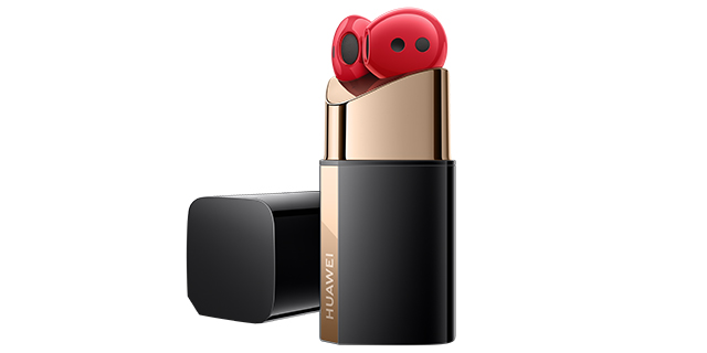 Rote Ohrhörer in einer goldenen und schwarzen Ladehülle. Eine schwarze Hülle liegt daneben.