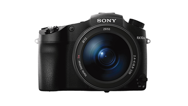 Eine schwarze Sony RX10-Kamera auf weißem Hintergrund, mit großem Objektiv und Bedienelementen.