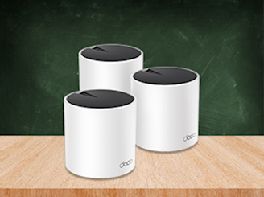 Ein W-Lan Mesh System steht auf einem Holztisch.