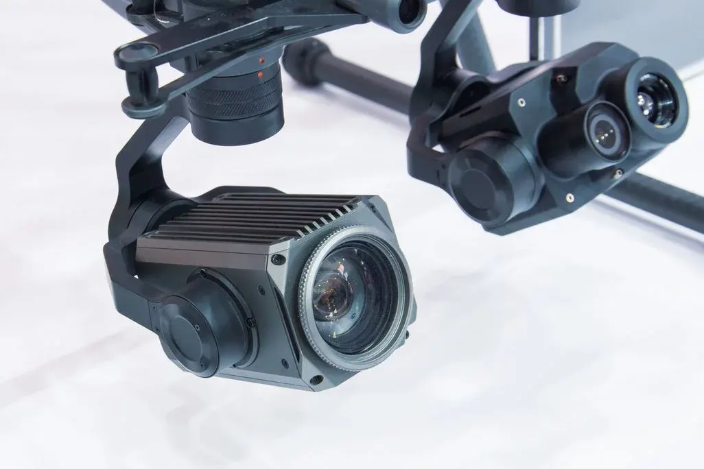 So ist die Kamera an einer Drohne befestigt.