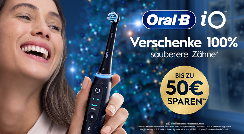 Eine schwarze Oral-B iO Zahnbürste wird vor einem blau-glitzernden Hintergrund gehalten, mit Werbetext für bis zu 50 € Ersparnis.