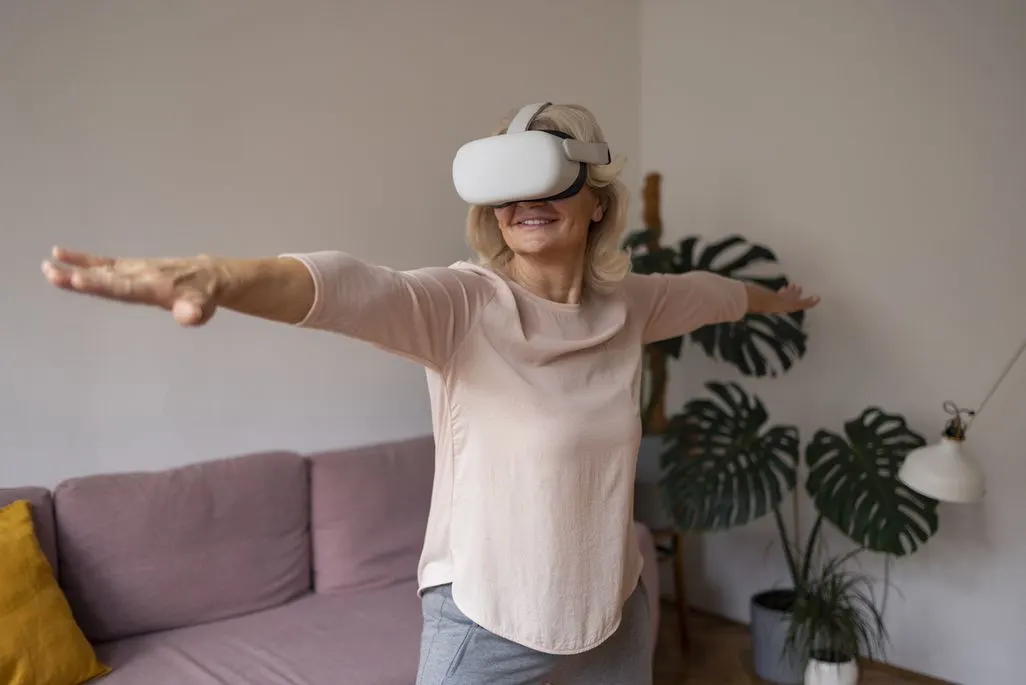 Person steht mit ausgestreckten Armen im Wohnzimmer und trägt eine VR-Brille.