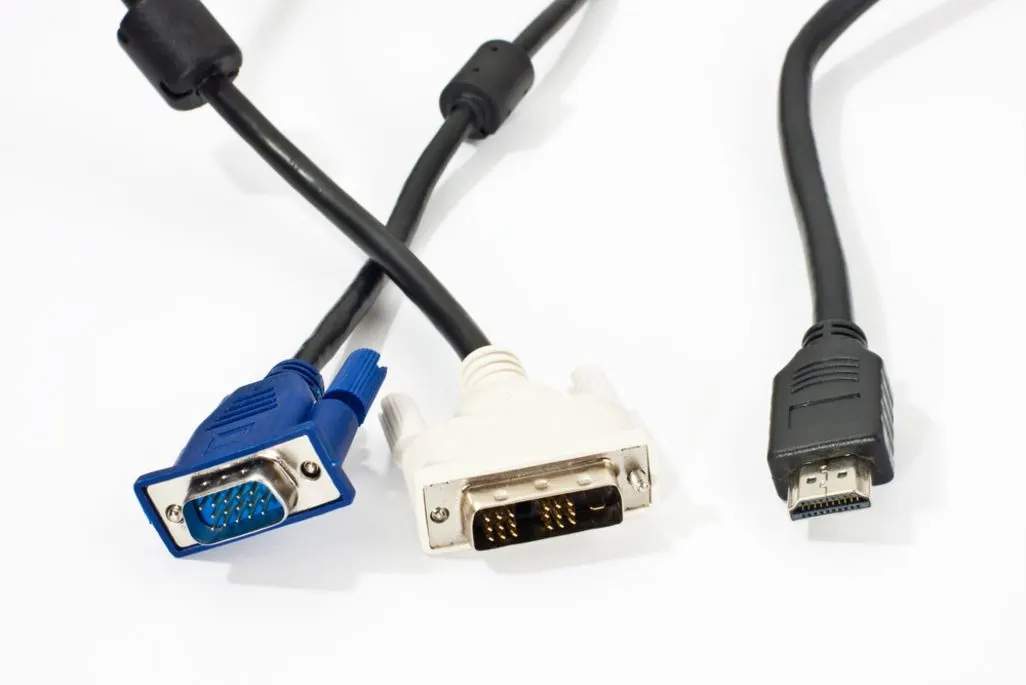 Drei Videokabel nebeneinander -VGA-Stecker, DVI-Anschluss und HDMI-Stecker