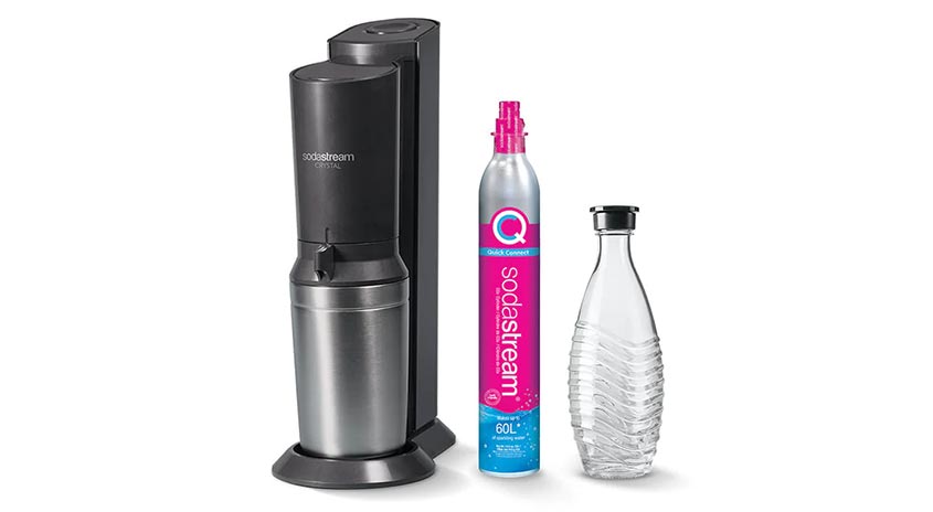 Ein SodaStream-Gerät mit einer CO2-Flasche und einer leeren Flasche auf weißem Hintergrund.