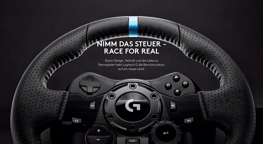 Schwarzes Logitech-Lenkrad mit blauen Akzenten und Bedienelementen vor dunklem Hintergrund. Strukturiertes Leder am Lenkrad.