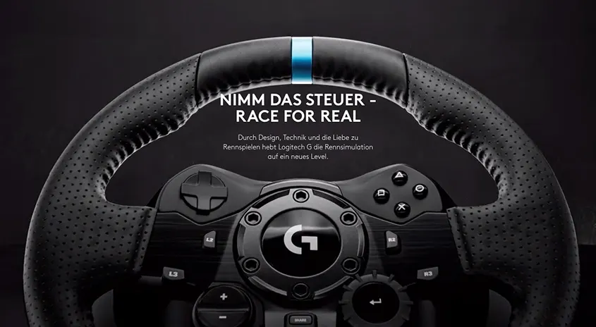 Schwarzes Logitech-Lenkrad mit blauen Akzenten und Bedienelementen vor dunklem Hintergrund. Strukturiertes Leder am Lenkrad.