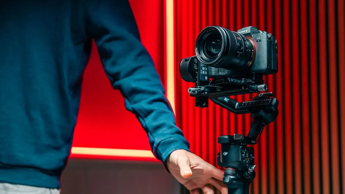 Eine Person bedient eine Sony Kamera auf einem DJI Gimbal