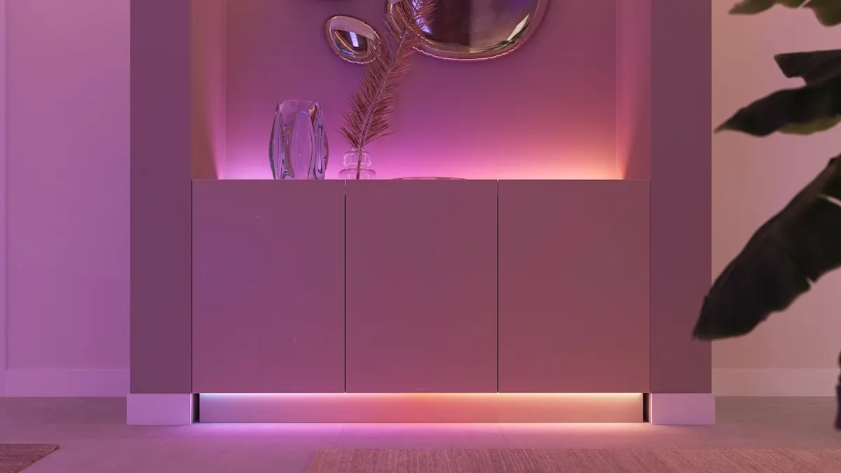 Sideboard mit indirekter Philips Hue-Beleuchtung.