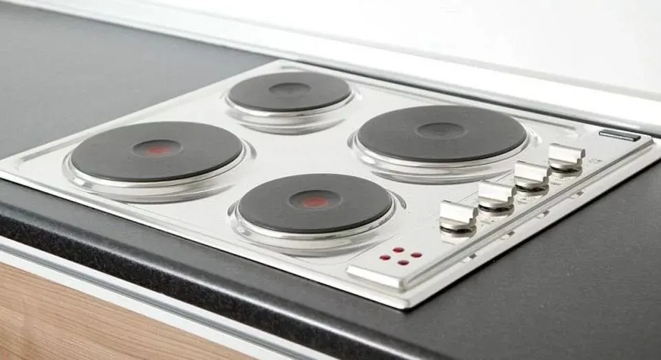Klassisches Elektrokochfeld mit vier schwarzen Kochplatten und Drehreglern