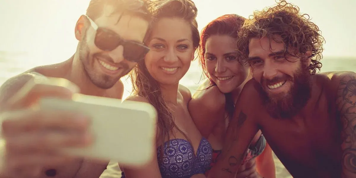 4 Personen machen ein Selfi