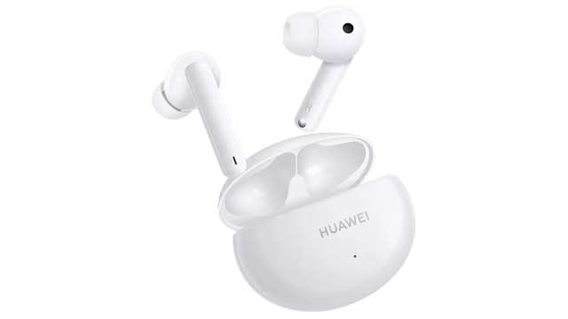 Weiße Huawei FreeBuds mit offenem Ladecase, eines davon schwebend.