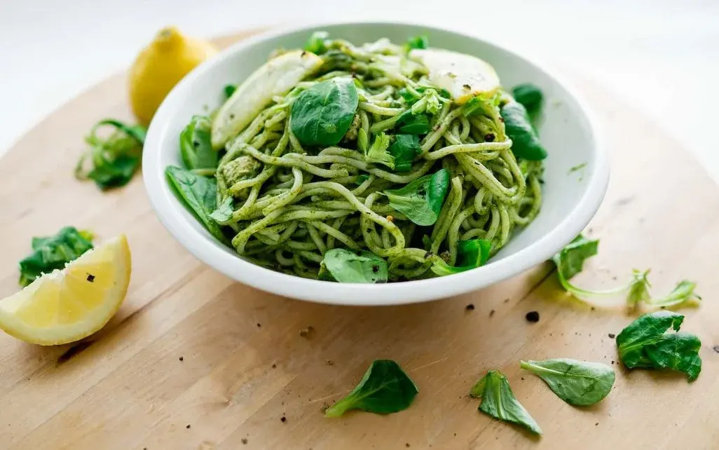 Avocado-Rezept: Spaghetti mit Avocado, Zitrone, Spinat und Parmesancrunch