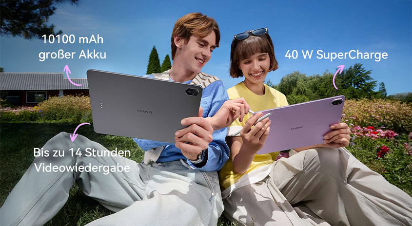 Tablet im Freien auf einer Wiese, eine Hand schreibt mit dem HUAWEI M‑Pencil (3. Gen.) in der HUAWEI‑Notes‑App; Text hebt papierähnliches Schreibgefühl hervor.