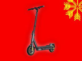 E-Scooter auf rotem Hintergrund, dekoriert mit gelber Schneeflocke in der Ecke.