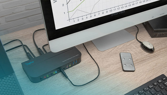Digitus 2-Port DisplayPort KVM-Switch auf einem Schreibtisch, angeschlossen an Monitor, Rechner und Audio.