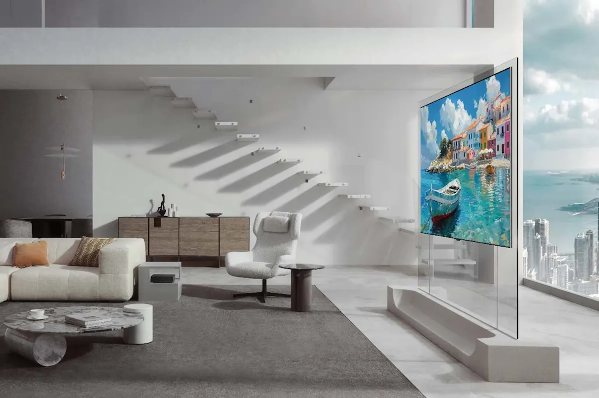 Der LG OLED evo W6 Wallpaper TV zeigt ein Boot im Meer und steht in einem Wohnzimmer mit gedämpften Farben vor einem Fenster, das den Blick auf eine Küstenstadt freigibt.