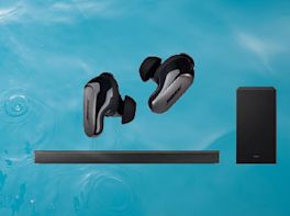In-Ear Kopfhörer und eine Soundbar vor blauem Hintergrund.