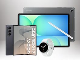 Drei mobile Geräte — ein aufgeklapptes Foldable-Smartphone, ein Tablet mit Stift, eine Smartwatch und ein weiteres Tablet im Hintergrund.