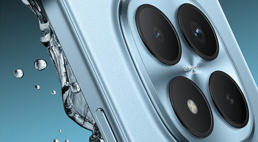 Nahaufnahme der hellblauen Smartphone-Rückseite mit Vierfach-Kamera, an deren Gehäuse seitlich Wassertropfen und eine Wasserwelle herablaufen.