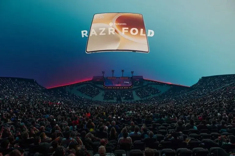 Foto von der Lenovo-Event am MWC 2026 auf dem man in der unteren Bildhälfte das Publikum sieht, in der oberen ein aufgeklapptes Falthandy und darüber der Schriftzug Motorola Razr Fold.