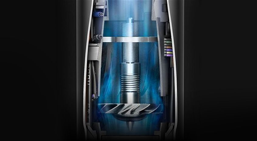 Nahaufnahme einer technischen Grafik zeigt das Innenleben des Dyson Hyperdymium™ Motors mit sichtbarem Luftstrom und rotierenden Metallkomponenten, um die leistungsstarke Technologie des Geräts zu veranschaulichen.