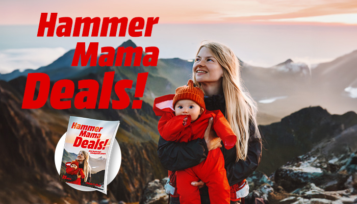 Berge bilden den Hintergrund. Eine Frau hält ein Kind in roter Kleidung. Links steht "Hammer Mama Deals!" in Rot.