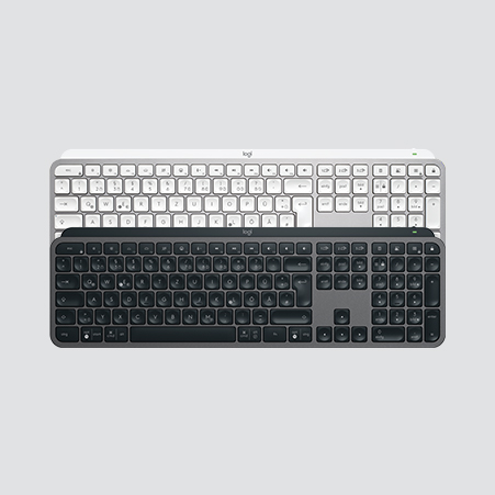 Zwei Computertastaturen, eine weiß und eine schwarz, liegen übereinander auf einem grauen Hintergrund.