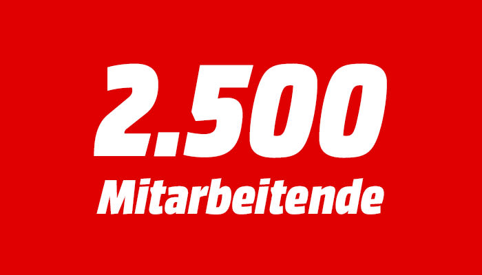 Bild mit rotem Hintergrund. Text auf dem Bild in weißer Schrift: 2.500 Mitarbeitende
