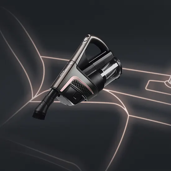 Ein kabelloser Handstaubsauger mit grauem Griff und schwarzem Staubbehälter auf dunklem Grund mit hellen Konturen.