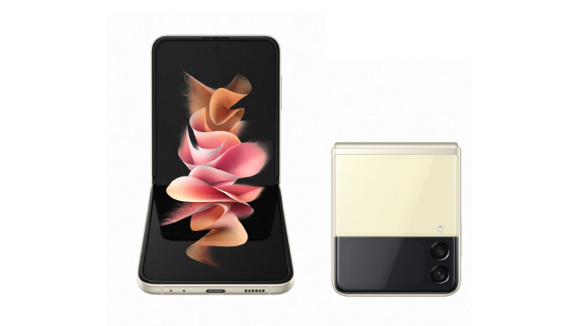 Auf weißem Grund sind zwei Samsung Galaxy Z Flip-Handys zu sehen, eines geöffnet und das andere geschlossen.