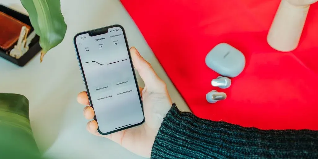 Smartphone mit geöffneter Equalizer-App mit der Einstellung +6 Bass.